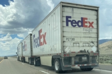 Một chiếc xe tải FedEx kéo theo ba rơ-moóc là hình ảnh thường thấy trên Xa lộ Liên tiểu bang 15 ở Utah, hôm 29/06/2022. (Ảnh: Allan Stein/The Epoch Times)