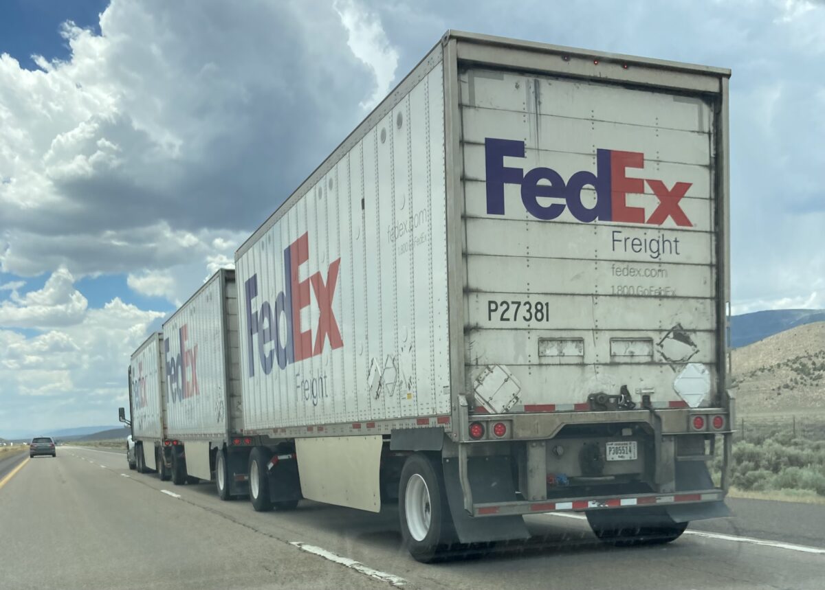 Các Tổng chưởng lý tiểu bang cho biết FedEx và UPS giúp cơ quan liên bang theo dõi doanh số bán súng