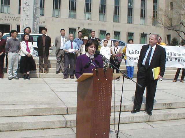 Bà Gail Rachlin diễn thuyết bên ngoài tòa án liên bang Hoa Kỳ ở Hoa Thịnh Đốn vào ngày 03/04/2002. (Ảnh: Đăng dưới sự cho phép của Minghui.org)