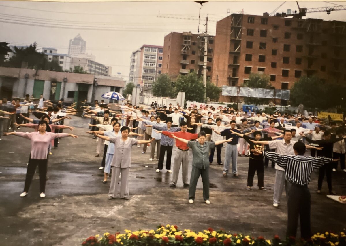 Một điểm luyện công tập thể của Pháp Luân Công ở Trường Xuân, tỉnh Cát Lâm, Trung Quốc, năm 1998. (Ảnh: Bà Gail Rachlin cung cấp cho The Epoch Times)