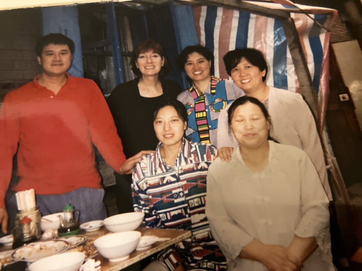 Bà Gail Rachlin (thứ hai từ trái sang) cùng các học viên Pháp Luân Công Trung Quốc ở Trường Xuân, tỉnh Cát Lâm, Trung Quốc, năm 1998. (Ảnh: Đăng dưới sự cho phép của bà Gail Rachlin)