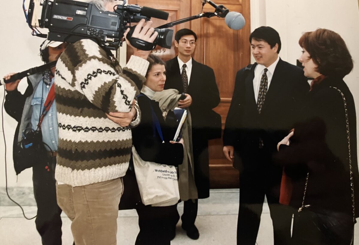 Các phát ngôn viên của Pháp Luân Công, bà Gail Rachlin (phải) và ông Trương Nhi Bình (Zhang Erping) (thứ hai từ phải sang) tại Quốc hội ở thủ đô Hoa Thịnh Đốn năm 1999. (Ảnh: Bà Gail Rachlin cung cấp cho The Epoch Times)