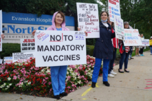 Nhân viên y tế phản đối quy định bắt buộc chích ngừa của Hệ thống Y tế Đại học NorthShore bên ngoài Bệnh viện Evanston ở Evanston, Illinois, vào ngày 12/10/2021. (Ảnh: Cara Ding/The Epoch Times)