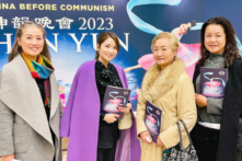 Cô Mitsuyama Manami (bên phải), chủ tịch của công ty xây lắp GRIT tại Tachikawa, tham dự buổi biểu diễn của Đoàn Nghệ thuật Biểu diễn Shen Yun tại J: COM Hall Hachioji, Nhật Bản, hôm 26/12/2022 cùng với mẹ cô là bà Ishimoto Yoshiko (thứ hai từ phải sang), con gái Ashuka (thứ hai từ trái sang), và em gái  Kiyomi Ito (bên trái). (Ảnh: Niu Bin/The Epoch Times)