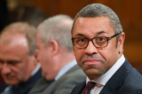Ngoại trưởng Anh đặc trách các Vấn đề Đối ngoại, Thịnh vượng chung, và Phát triển James Cleverly quan sát trong một chuyến thăm cấp nhà nước của Tổng thống Nam Phi Cyril Ramaphosa tại Tòa nhà Quốc hội ở London, hôm 22/11/2022. (Ảnh: Toby Melville/WPA Pool/Getty Images)