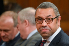 Ngoại trưởng Anh đặc trách các Vấn đề Đối ngoại, Thịnh vượng chung, và Phát triển James Cleverly quan sát trong một chuyến thăm cấp nhà nước của Tổng thống Nam Phi Cyril Ramaphosa tại Tòa nhà Quốc hội ở London, hôm 22/11/2022. (Ảnh: Toby Melville/WPA Pool/Getty Images)