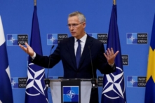 Tổng Thư ký NATO Jens Stoltenberg làm cử chỉ trong một cuộc họp báo tại trụ sở của liên minh này ở Brussels hôm 05/07/2022. (Ảnh: Yves Herman/Reuters)
