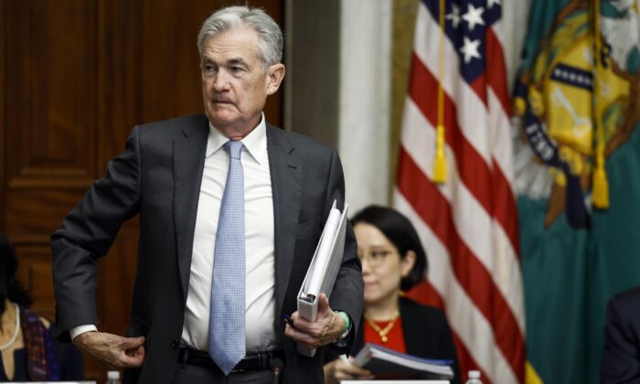 Chủ tịch Hội đồng Dự trữ Liên bang Jerome Powell rời cuộc họp với Hội đồng Giám sát Ổn định Tài chính của Bộ Ngân khố tại Bộ Ngân khố Hoa Kỳ ở Thủ đô Hoa Thịnh Đốn, vào ngày 03/10/2022. (Ảnh: Anna Moneymaker/Getty Images)