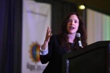 Bà Jessica Stern, đặc phái viên của Hoa Kỳ về quyền của LGBTQI+, trình bày tại Hội nghị Thế giới ILGA 2022 (Hội nghị Thế giới của Hiệp hội Đồng tính nữ, Đồng tính nam, Song tính, Chuyển giới và Liên giới tính) ở Long Beach, California, hôm 02/05/2022. (Ảnh: Robyn Beck/ AFP qua Getty Images)