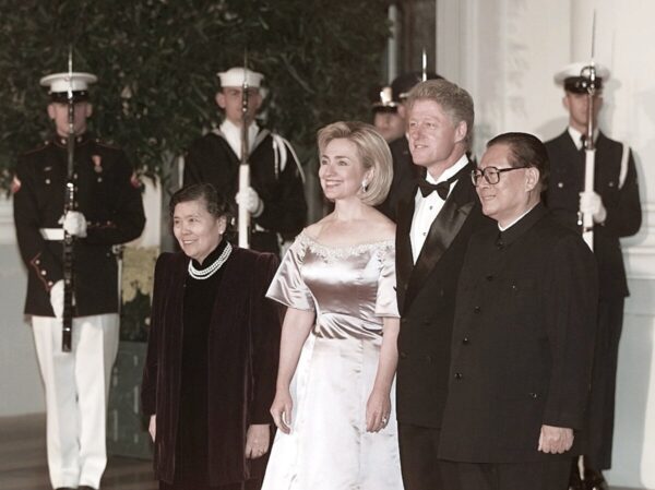 Tổng thống Hoa Kỳ Bill Clinton (thứ 2 từ phải sang), Đệ nhất phu nhân Hillary Clinton (giữa), lãnh đạo Trung Quốc Giang Trạch Dân (phải), và phu nhân của ông Giang, bà Vương Diệp Bình (trái) chuẩn bị để các nhiếp ảnh gia chụp ảnh, vào ngày 29/10/1997 khi ông Giang đến Tòa Bạch Ốc ở Thủ đô Hoa Thịnh Đốn, cho buổi dạ yến cấp quốc gia để vinh danh ông. (Ảnh: Luke Frazza/AFP qua Getty Images)