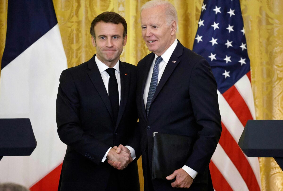 Tổng thống Hoa Kỳ Joe Biden và Tổng thống Pháp Emmanuel Macron bắt tay sau cuộc họp báo chung tại Phòng Đông của Tòa Bạch Ốc ở Hoa Thịnh Đốn hôm 01/12/2022. (Ảnh: Ludovic Marin/AFP qua Getty Images)