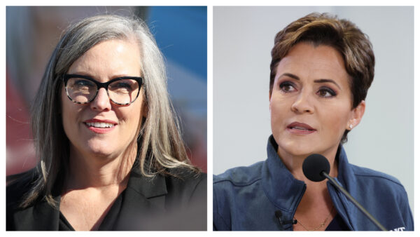 Ứng cử viên thống đốc Arizona của Đảng Dân Chủ Katie Hobbs, trái, và ứng cử viên thống đốc Arizona của Đảng Cộng Hòa Kari Lake. (Ảnh: Getty Images)