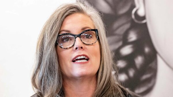 Ứng cử viên cho chức thống đốc tiểu bang Arizona Katie Hobbs tham dự một hội nghị bàn tròn ở Phoenix, Arizona, hôm 27/10/2022. (Ảnh: Olivier Touron/AFP qua Getty Images)