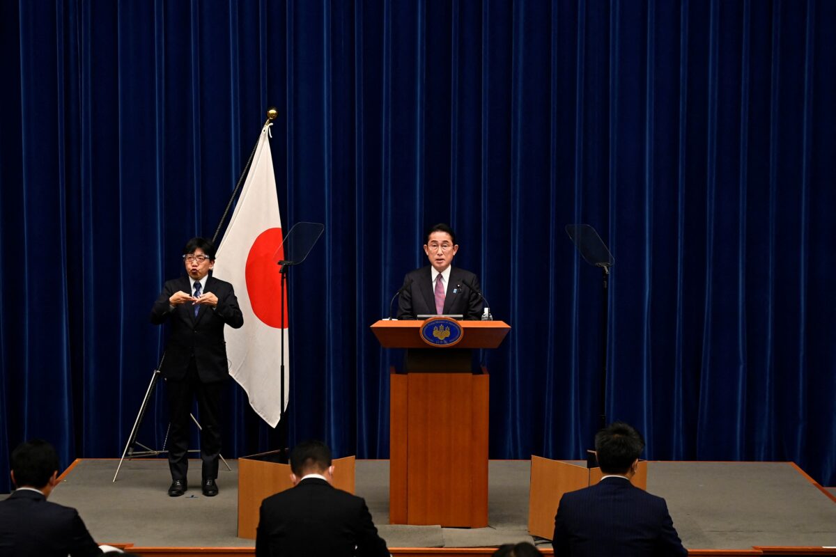 Thủ tướng Nhật Bản Fumio Kishida tham dự một cuộc họp báo ở Tokyo hôm 16/12/2022, đề cập đến một số chủ đề như Chiến lược An ninh Quốc gia, các vấn đề chính trị và xã hội mà Nhật Bản phải đối mặt trong cuộc khủng hoảng thế giới hiện nay. (Ảnh: David Mareuil/Pool qua Reuters)