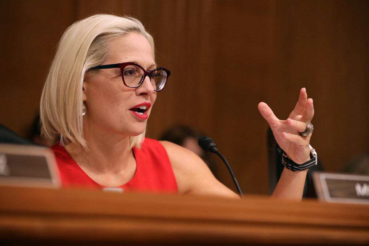 Thượng nghị sĩ Kyrsten Sinema (Dân Chủ-Arizona) nói tại một phiên điều trần tại Capitol Hill ở Hoa Thịnh Đốn, vào ngày 14/05/2019. (Ảnh: Chip Somodevilla/Getty Images)