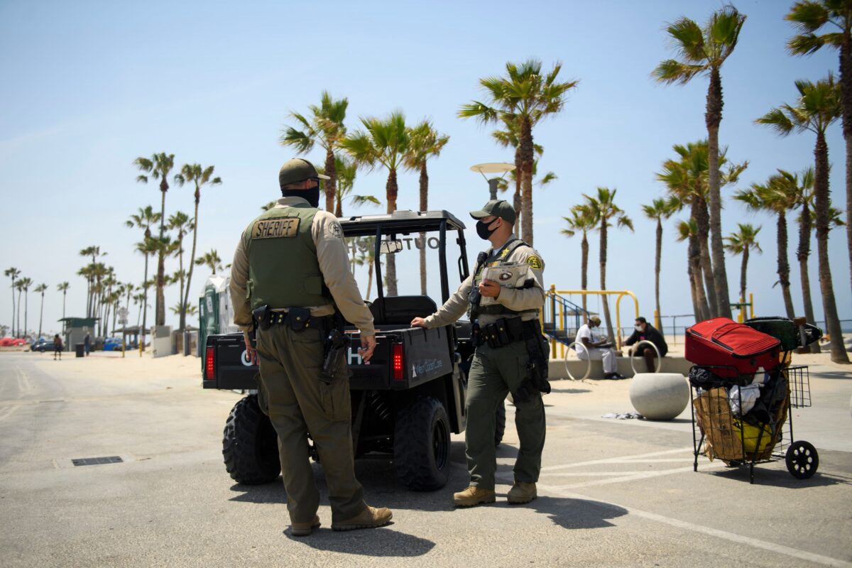 Các nhân viên của Sở Cảnh sát trưởng Los Angeles (LASD) tuần tra tại Bãi biển Venice ở Los Angeles hôm 16/06/2021. (Ảnh: Patrick T. Fallon/AFP qua Getty Images)