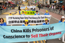 Các học viên Pháp Luân Công tham gia cuộc diễn hành nhằm nâng cao nhận thức về cuộc bức hại tàn bạo của chính quyền Trung Quốc đối với pháp môn này, bao gồm cả nạn thu hoạch nội tạng cưỡng bức, ở New York hôm 13/05/2022. (Ảnh: Larry Dye/The Epoch Times)