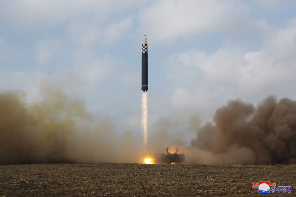 Một hỏa tiễn đạn đạo xuyên lục địa (ICBM) được phóng trong bức ảnh không ghi ngày tháng này do Cơ quan Thông tấn Trung ương Bắc Hàn (KCNA) công bố hôm 19/11/2022. (Ảnh: KCNA qua Reuters)