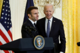 Tổng thống Pháp Emmanuel Macron chào hỏi Tổng thống Joe Biden vào lúc bế mạc cuộc họp báo chung của họ tại Phòng phía Đông của Tòa Bạch Ốc ở Hoa Thịnh Đốn hôm 01/12/2022. (Ảnh: Jonathan Ernst/Reuters)