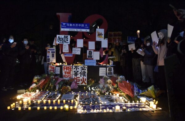 Hàng trăm sinh viên Trung Quốc tại Đại học Pennsylvania đã tham gia một buổi cầu nguyện dưới ánh nến bày tỏ sự thương tiếc với những người đã thiệt mạng trong vụ hỏa hoạn tại Urumqi, Tân Cương, nhằm ủng hộ các cuộc biểu tình ở Trung Quốc kêu gọi chấm dứt các cuộc phong tỏa COVID-19, hôm 29/11/2022 . (Ảnh: Leon Liu/The Epoch Times)