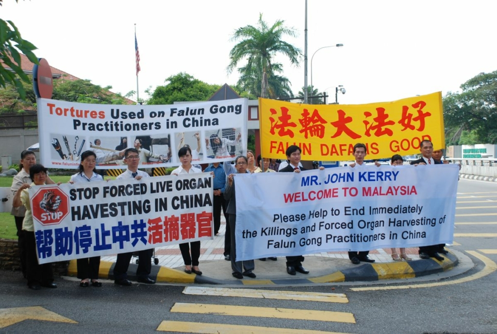 Các học viên Pháp Luân Công tổ chức một cuộc tập hợp ôn hòa gần Đại sứ quán Hoa Kỳ nhân dịp Ngoại trưởng Hoa Kỳ John Kerry chuẩn bị có chuyến thăm tới Malaysia, vào ngày 06/10/2013. Nhóm kêu gọi Tổng thống Obama công khai lên án cuộc bức hại môn tu luyện tinh thần Pháp Luân Công kéo dài 14 năm ở Trung Quốc. (Ảnh: The Epoch Times)