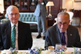 Lãnh đạo Đa số Thượng viện Chuck Schumer (Dân Chủ-New York) (phải) và Lãnh đạo Thiểu số Thượng viện Mitch McConnell (Cộng Hòa-Kentucky) gặp Thủ tướng Iraq Mustafa al-Kadhemi (không xuất hiện trong hình) trong một bữa trưa tại Điện Capitol Hoa Kỳ ở Hoa Thịnh Đốn vào ngày 28/07/2021. (Ảnh: Nicholas Kamm/AFP qua Getty Images)