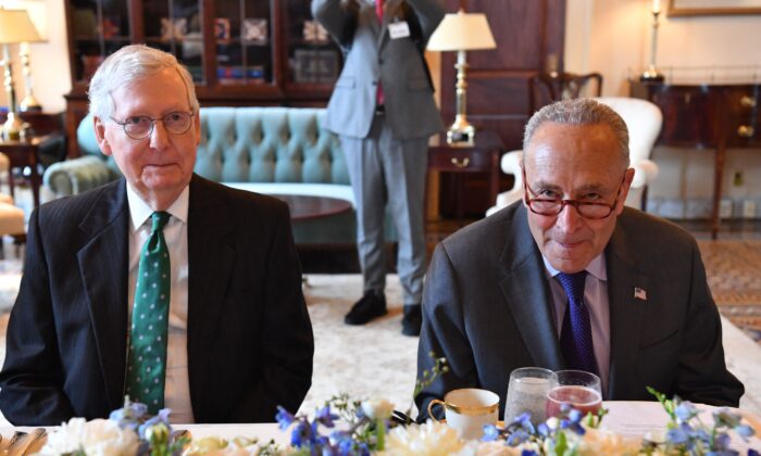 Lãnh đạo Đa số Thượng viện Chuck Schumer (Dân Chủ-New York) (phải) và Lãnh đạo Thiểu số Thượng viện Mitch McConnell (Cộng Hòa-Kentucky) gặp Thủ tướng Iraq Mustafa al-Kadhemi (không xuất hiện trong hình) trong một bữa trưa tại Điện Capitol Hoa Kỳ ở Hoa Thịnh Đốn vào ngày 28/07/2021. (Ảnh: Nicholas Kamm/AFP qua Getty Images)