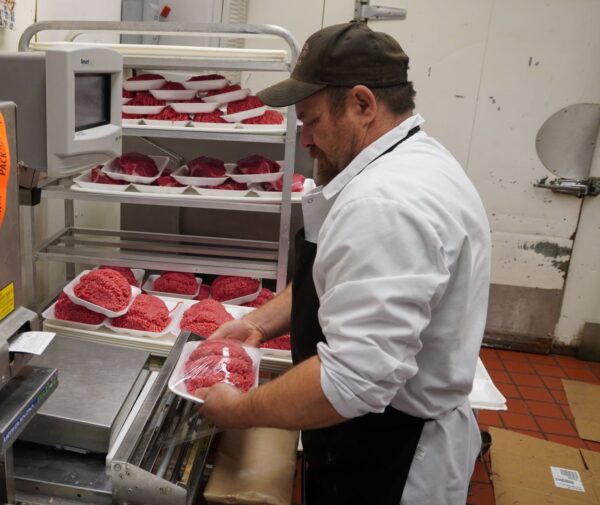 Giám đốc quản lý mặt hàng thịt Jed Matthews tại Jeff’s Marketplace ở thành phố Lexington, Michigan, hôm 14/12/2022. (Ảnh: Steven Kovac/Epoch Times)