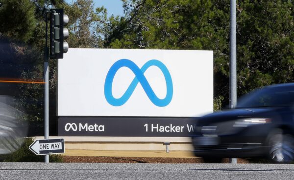 Một chiếc xe hơi chạy ngang qua biểu tượng Meta mới của Facebook trên một biển báo tại trụ sở công ty ở Menlo Park, California, hôm 28/10/2021. (Ảnh: Tony Avelar/AP Photo)
