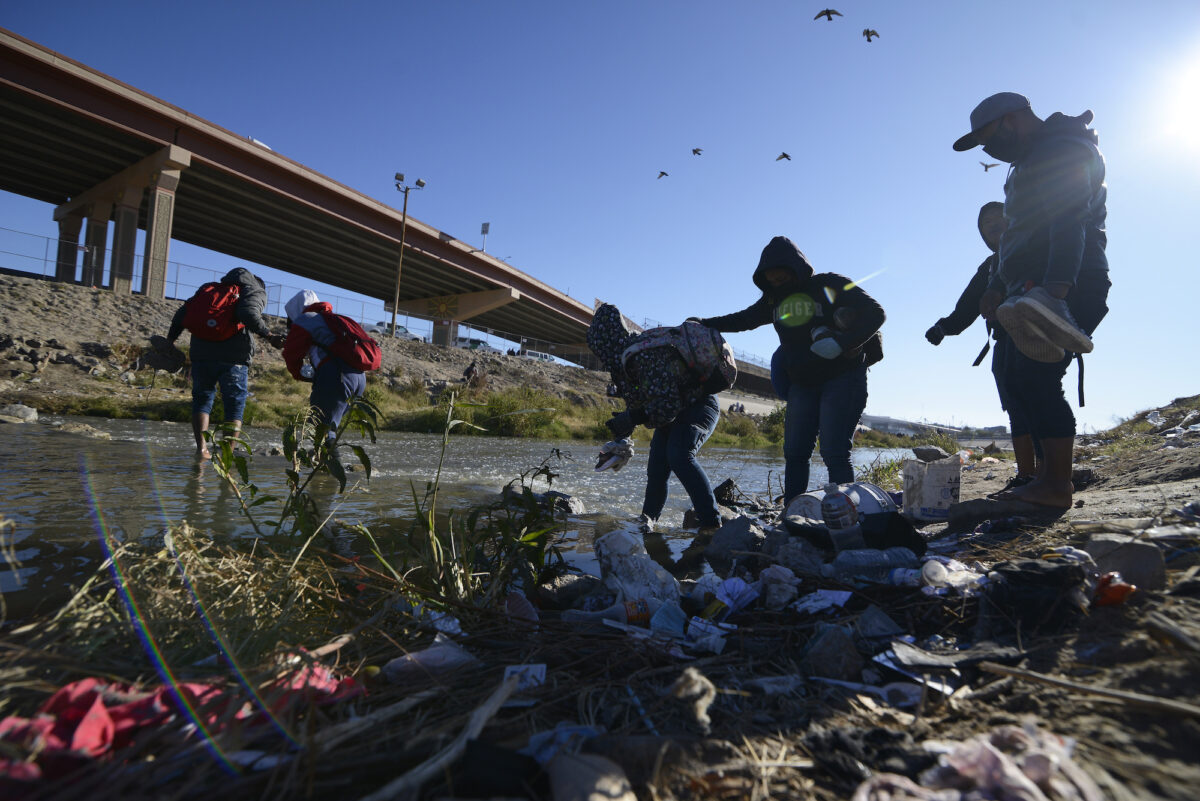 Những người nhập cư bất hợp pháp đi về phía biên giới Hoa Kỳ-Mexico ở Ciudad Juárez, Mexico, hôm 14/12/2022. (Ảnh AP Photo/Christian Chavez)