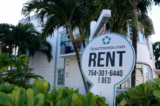 Biển báo cho thuê trước một tòa nhà ở Miami Beach, Florida, hôm 06/12/2022. (Ảnh: Joe Raedle/Getty Images)