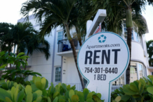 Biển báo cho thuê trước một tòa nhà ở Miami Beach, Florida, hôm 06/12/2022. (Ảnh: Joe Raedle/Getty Images)