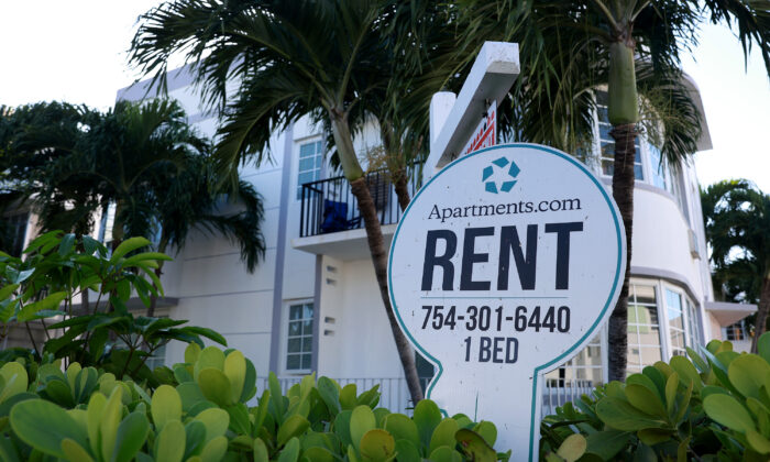 Biển báo cho thuê trước một tòa nhà ở Miami Beach, Florida, hôm 06/12/2022. (Ảnh: Joe Raedle/Getty Images)