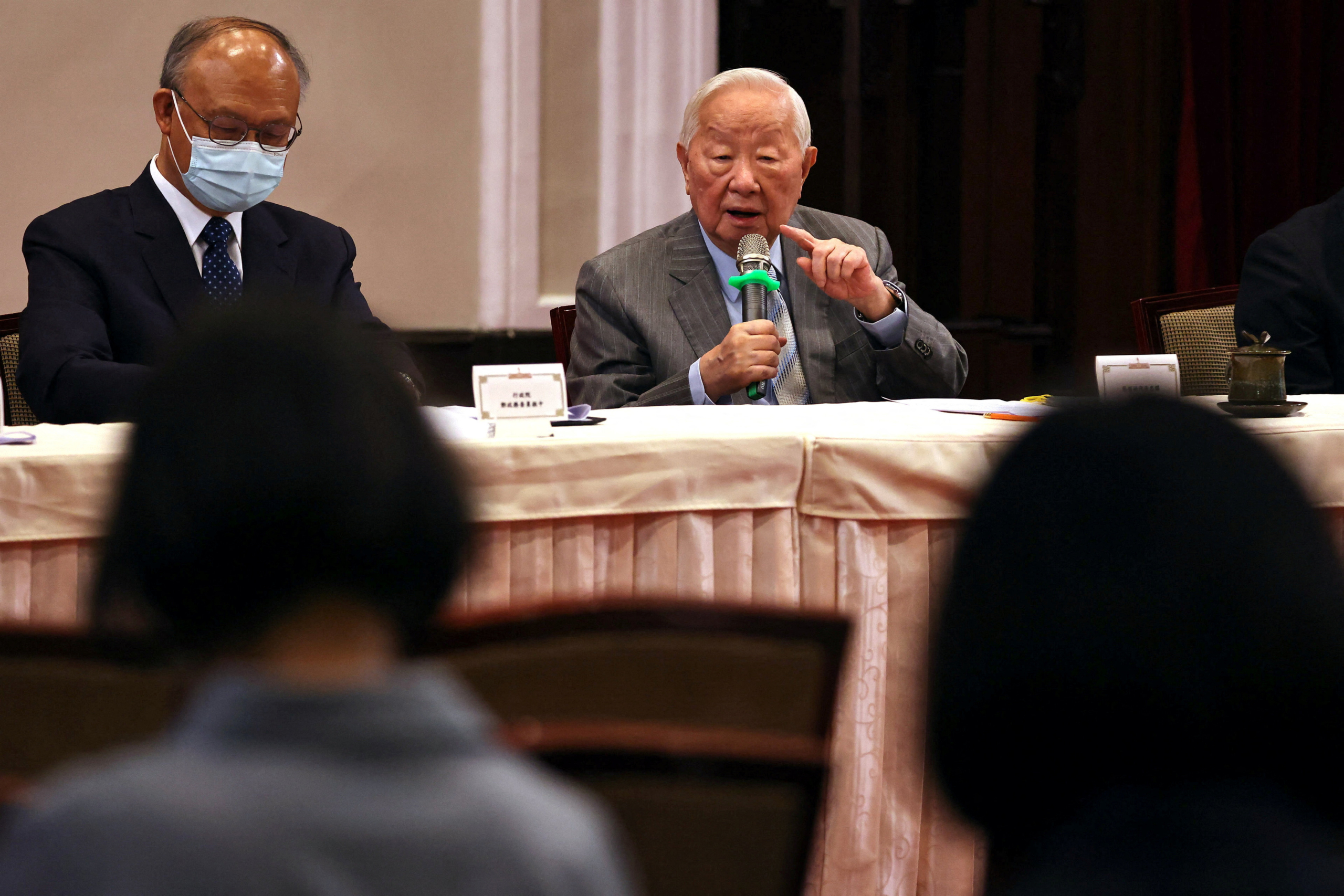 Đại diện APEC của Đài Loan, nhà sáng lập TSMC Trương Trung Mưu (Morris Chang) nói tại một cuộc họp báo sau khi trở về Đài Bắc, Đài Loan, hôm 21/11/2022. (Ảnh: Ann Wang/Reuters)