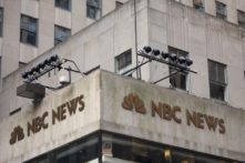 Logo của đài NBC News được gắn ở góc 10 Rockefeller Plaza, trường quay chương trình NBC's today show ở Thành phố New York trong ảnh này. (Ảnh: Michael Nagle/Getty Images)