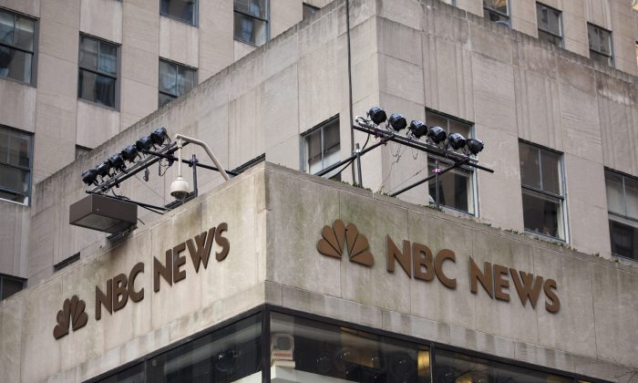 Logo của đài NBC News được gắn ở góc 10 Rockefeller Plaza, trường quay chương trình NBC's today show ở Thành phố New York trong ảnh này. (Ảnh: Michael Nagle/Getty Images)