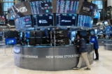 Các nhà giao dịch làm việc trên sàn của Sở giao dịch chứng khoán New York (NYSE) ở Thành phố New York, hôm 07/10/2022. (Ảnh: Spencer Platt/Getty Images)