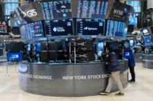 Các nhà giao dịch làm việc trên sàn của Sở giao dịch chứng khoán New York (NYSE) ở Thành phố New York, hôm 07/10/2022. (Ảnh: Spencer Platt/Getty Images)