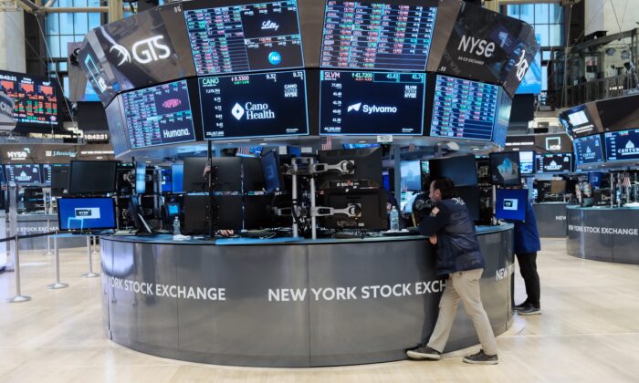 Các nhà giao dịch làm việc trên sàn của Sở giao dịch chứng khoán New York (NYSE) ở Thành phố New York, hôm 07/10/2022. (Ảnh: Spencer Platt/Getty Images)