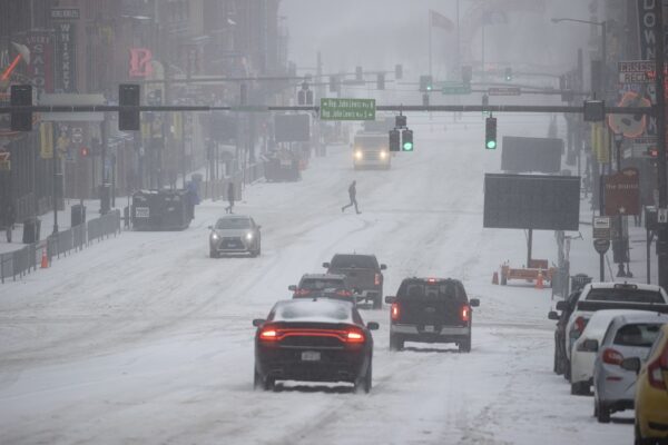 Toàn cảnh Lower Broadway khi xe cộ và người dân đi qua băng tuyết ở Nashville, Tennessee, vào ngày 15/02/2021. (Ảnh: Brett Carlsen/Getty Images)