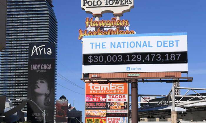 Một bảng quảng cáo của Quỹ Peterson hiển thị khoản nợ quốc gia và nợ của mỗi người Mỹ được chụp ở Las Vegas, Nevada, hôm 08/02/2022. (Ảnh: Bryan Steffy/Getty Images cho Quỹ Peter G. Peterson)
