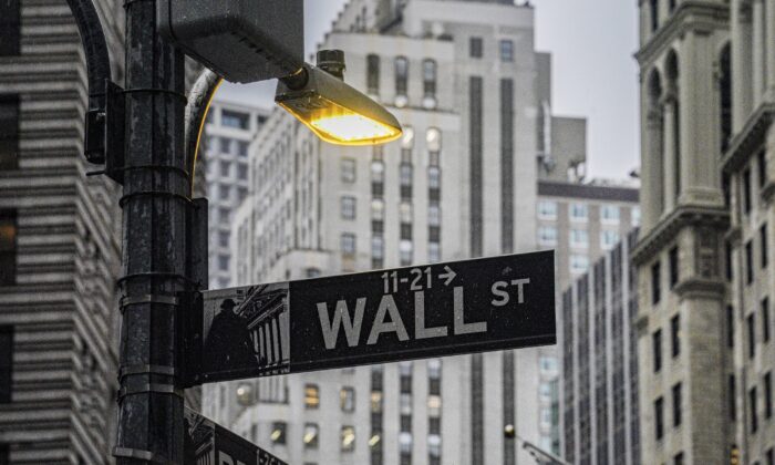Một ngọn đèn đường chiếu sáng bảng hiệu Wall Street bên ngoài Sở Giao dịch Chứng khoán New York ở thành phố New York, hôm 03/10/2022. (Ảnh: Bebeto Matthews/AP Photo)