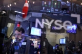 Một nhà giao dịch làm việc trên sàn giao dịch tại Sở giao dịch chứng khoán New York (NYSE) hôm 14/12/2022. (Ảnh: Andrew Kelly/Reuters)