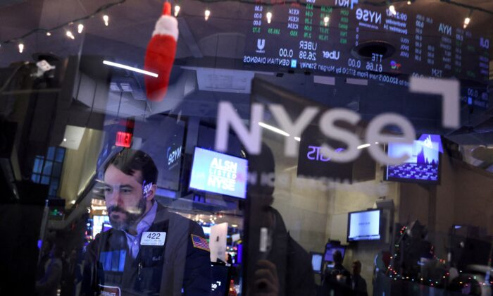 Một nhà giao dịch làm việc trên sàn giao dịch tại Sở giao dịch chứng khoán New York (NYSE) hôm 14/12/2022. (Ảnh: Andrew Kelly/Reuters)