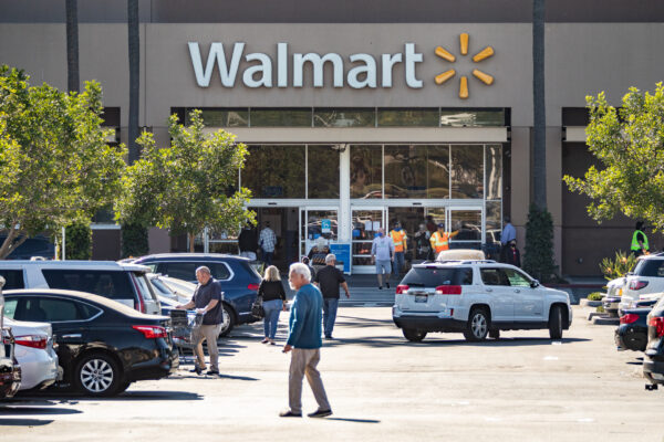 Khách mua sắm tại Walmart ở Irvine, California, hôm 22/12/2020. (Ảnh: John Fredricks/The Epoch Times)