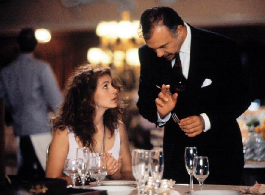 Cô Vivian (diễn viên Julia Roberts thủ vai) được giám đốc khách sạn Beverly Wilshire (diễn viên Hector Elizondo thủ vai) hướng dẫn cách phân biệt dao nĩa trong phim “Người Đàn Bà Đẹp.” (Ảnh: Buena Vista Pictures/Touchstone Pictures)