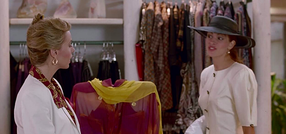 Nàng Vivian Ward (diễn viên Julia Roberts thủ vai, bên phải) đáp trả nữ nhân viên bán hàng kiêu kỳ và hợm hĩnh (diễn viên Carol Williard thủ vai) bằng một cú chơi khăm cực kỳ thỏa mãn, trong bộ phim “Người Đàn Bà Đẹp.” (Ảnh: Buena Vista Pictures/Touchstone Pictures)