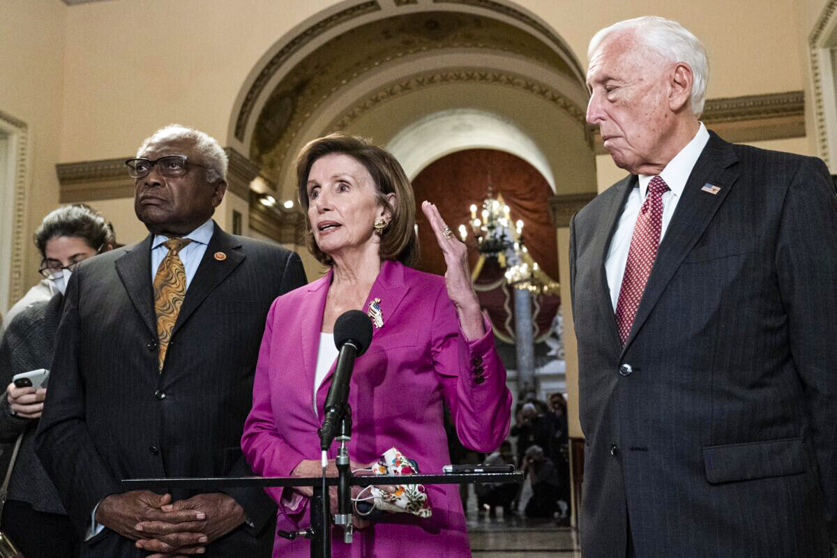 Chủ tịch Hạ viện Nancy Pelosi (Dân Chủ-California), cùng với Phó Chủ tịch Đa số Hạ viện James Clyburn (Dân Chủ-South Carolina) (bên trái), và Lãnh đạo Đa số Hạ viện Steny Hoyer (Dân Chủ-Maryland), nói chuyện với các phóng viên tại Điện Capitol ở Hoa Thịnh Đốn vào ngày 05/11/2021. (Ảnh: Jose Luis Magana/AP)