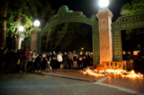 Mọi người tập trung thắp nến tưởng niệm tại Cổng Sather mang tính biểu tượng của Đại học California–Berkeley (UC Berkeley) hôm 28/11/2022. (Ảnh: Lear Zhou/The Epoch Times)