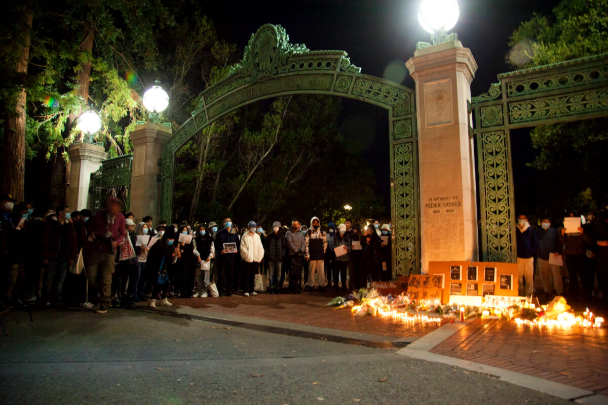 Hàng trăm người tập trung tại Đại học California–Berkeley để tưởng niệm các nạn nhân của ĐCSTQ